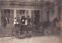 Arrivée de visiteurs, en cabriolet,/au château d'Acqueville