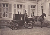 Un cabriolet de la famille de Lassuchette,/ en attente devant le château d'Acqueville