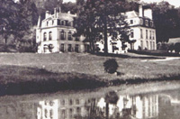 Le château d'Acqueville, vu de l'étang