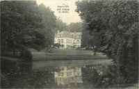 Le château d'Acqueville,/se reflétant dans son étang