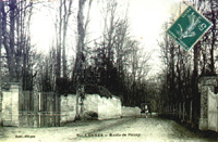 La route de Poissy/et l'entrée du domaine d'Acqueville