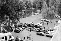Présentation d'anciennes voitures américaines/devant le château d'Acqueville
