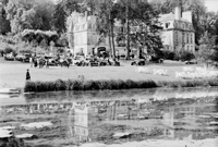 Présentation d'anciennes voitures américaines/devant le château d'Acqueville