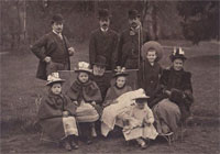 La famille du Courthial de Lassuchette/dans le parc du château d'Acqueville