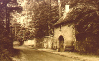 La porte médiévale du domaine d'Acqueville/(photo d'un dépliant du Syndicat d'Initiative)