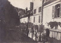 Procession dans le parc/du château d'Acqueville