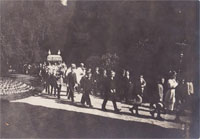 Le curé en tête d'une procession/dans le parc du château d'Acqueville