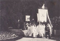 Procession de la fête de Marie/dans le parc du château d'Acqueville