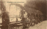 La terrasse du restaurant Les Peupliers en bord de Seine/(nommé sur la carte postale "Le