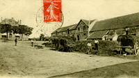 Transport du fumier dans la cour de la ferme/de Marolles et la maison du fermier