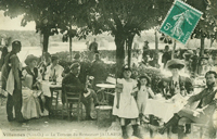 De nombreux clients, attablés sur la terrasse/du restaurant Jallabert