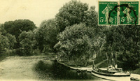 Le bateau de plaisance d'un propriétaire/d'une villa de l'île