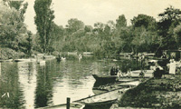 Barques amarrées devant les restaurant des Tilleuls/(alors exploité par Charles Grimardias)