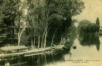 Canoé sur la Seine, près du pont