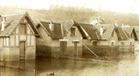 Maisons en bord de Seine,/pendant la crue de 1910