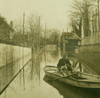 En barque vers la rue des canotiers,/pendant la crue de 1910
