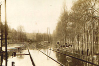 La voie de chemin de fer/pendant la crue de 1910
