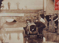 Crue de 1910 : automobile bloquée/devant le passage sous le chemin de fer