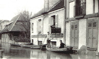 La rue du pont/pendant la crue de 1910