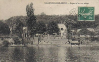Trois nageurs prêts pour la traversée de la Seine/ depuis le port du restaurant Marquis