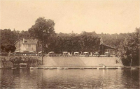 Terrasse de restaurant en bord de Seine