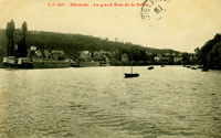 Péniches amarrée,/au bord de l'ancien chemin de halage