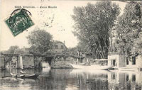 Les deux villas, à l'entrée du pont