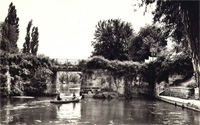 Canotage sur le petit bras de la Seine/devant le pont