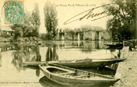 Barques amarrées près du pont