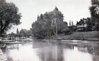 Le pont et une villa de l'île