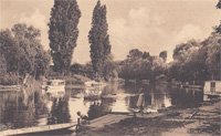 Enfants jouant sur un ponton,sur le bord/du petit bras de la Seine