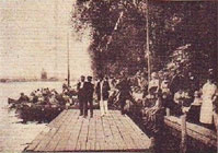 Un ponton sur la Seine, un jour de régate