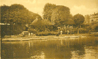 Le restaurant "Les Tilleuls" et ses barques de location