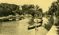 Diverses embarcations sur le petit bras de la Seine/en face du restaurant "Les Tilleuls"