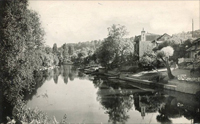 La rive du petit bras de la Seine,/au niveau de la rue du Pont