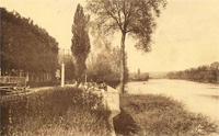 La terrasse d'un restaurant/surplombant la rive de la Seine