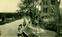 Bateaux amarrés devant la villa "Le Vieux Moulin",/proche du pont