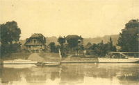 Deux villas et les bateaux de leurs propriétaires