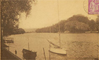 Un voilier amarré sur la Seine