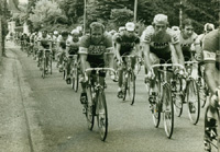 Les coureurs du Tour de France/pédalant rue de Poissy
