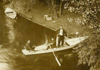 Trois hommes dans une barque