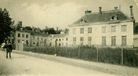 Le château de Villennes/(pavillon de droite, au premier plan)