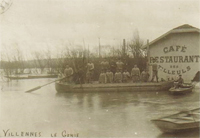 Des militaires du Génie, devant l'étage du restaurant des Tilleuls/pendant la crue de 1910