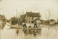 En barque, dans les rues de Villennes
