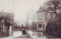La place de l'ancienne gare,/pendant la crue de 1910