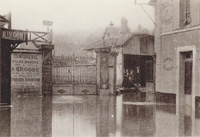 En barque, dans l'établissement Derain/(rue du Port) pendant la crue
