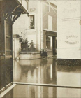 La rue du Port, les pieds dans l'eau