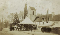 Un manège, à côté du marché, en face de l'église