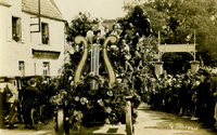 Défilé de char fleuris/lors de la fête de la Rosière