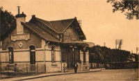 La gare vue du côté gauche de la place